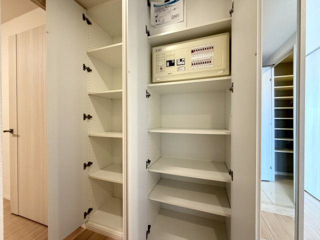 廊下の壁面収納です。書類や小物の収納におすすめです。