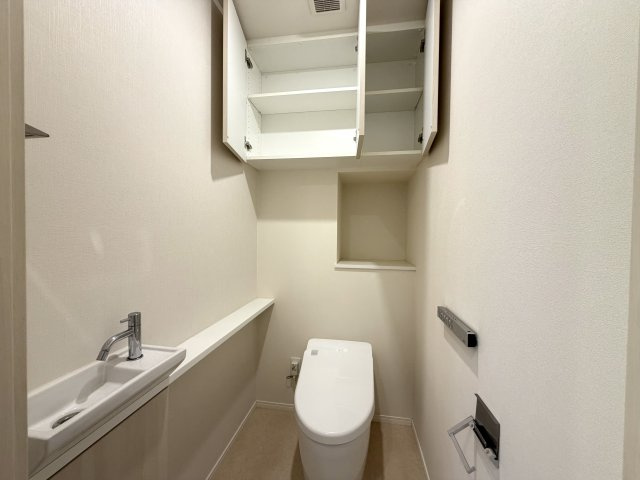 手洗いカウンター付きのお手洗いで、上部には収納もございます。