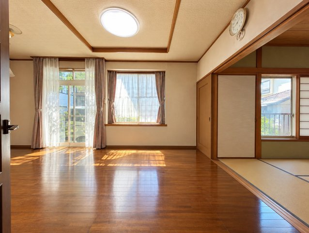 リビングの隣には和室が配置され建具を開けることで空間につながりを持たせられる間取り。普段はリビングとあわせてゆったり使い必要に応じて和室を独立させるなど生活スタイルに合わせた使い分けができます。