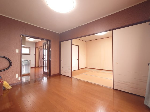 平成29年の大規模修繕時に床をフローリングに変更しております。