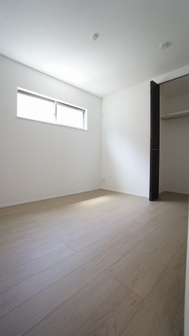 2Ｆの5.2帖洋室　明るいひろびろ空間　大容量の収納つき