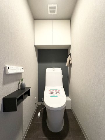 トイレの上部に収納が付いており、トイレに使う掃除器具やトイレットペーパーなどの日用品も収納することができます。