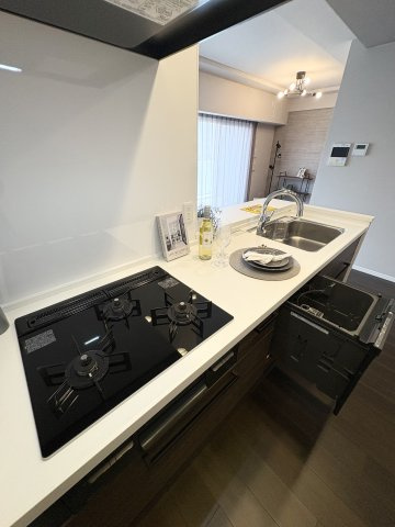 新調のシステムキッチン。対面カウンターで料理をしながら家族との会話を楽しんだり、テレビを見ることも出来ます。三口コンロの食洗器付きでキッチンスペースも広いので毎日の料理も楽しくできると思います。