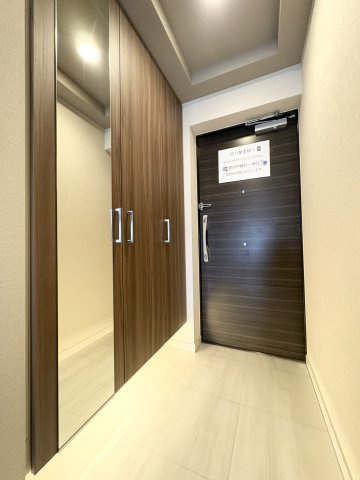 玄関には靴の収納と、鏡付きの収納もございますので、朝に身だしなみを確認してお出かけすることができます。