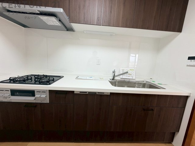 独立型システムキッチンは集中して調理できること、油や煙がリビング・ダイニングに広がりにくいこと、収納スペースを確保しやすいことなど様々なメリットがあります。