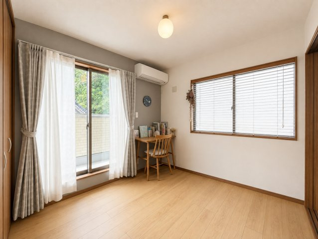 明るい窓から自然光がたっぷり入る4.5帖の子供部屋です。ナチュラルな木目の床と落ち着いた色味のクロスが調和し年齢を問わず長く使えるシンプルな空間に仕上がっています。大きなクローゼット付きで収納力も十分