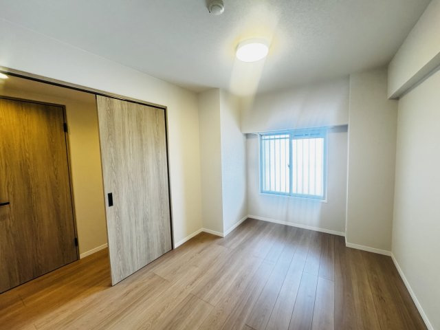 現地写真　5.9帖の洋室は内装リフォーム済み♪
