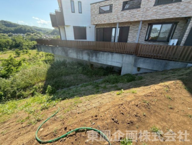 高台に位置し、のびやかな眺望が魅力