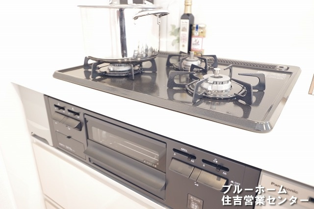 お料理が楽しくなる3口コンロ・グリル付き！