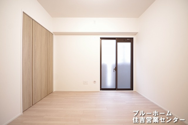 約6帖の洋室です！お部屋には収納や窓があります！