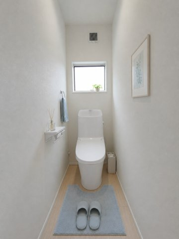 【トイレ】　温水洗浄便座付きのトイレ空間は、毎日の生活を気持ちよく過ごせます。※画像はイメージです。　嬉しいタオルリングやペーパーホルダーも完備です。