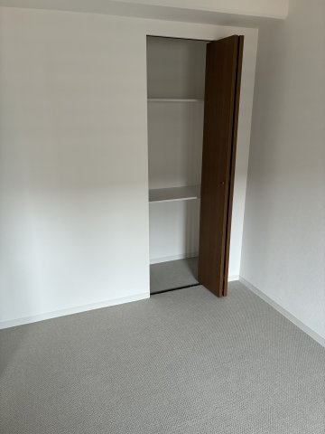5.0帖のサービスルーム。書斎やお仕事部屋としてご利用できます。