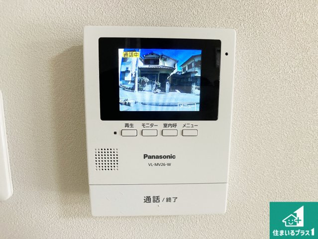 カラーモニターインターホン！声だけでなく来訪者の姿や顔がモニターで確認できるので、小さなお子様がいらっしゃるご家庭でも安心できます！