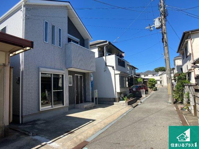 周辺は閑静な住宅街！前面道路広々で車の出し入れも便利です。駐車が苦手な方でも安心して車庫入れできます！