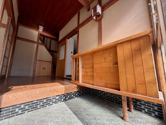 木の温もりを感じる広々とした玄関スペース。高さのある天井と上がり框がゆとりを演出します。造り付けの下足収納も備わり、靴をすっきり整理可能。採光もあり明るく、来客を気持ちよく迎えられる空間です。