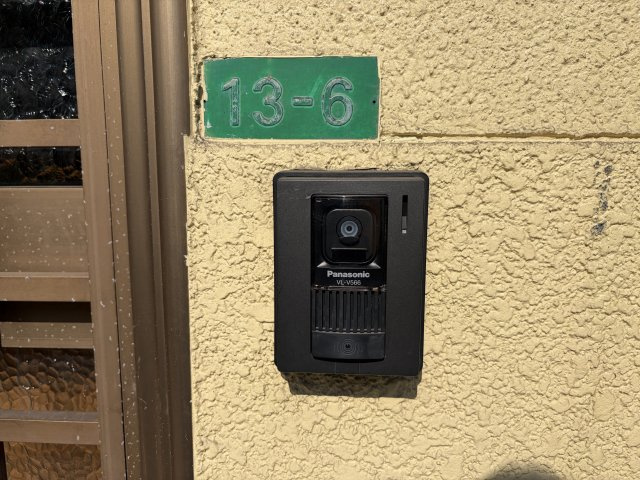 来訪者を映像で確認できるモニター付きインターホンを設置。防犯面にも配慮された設備で、小さなお子様のいるご家庭やご高齢の方にも安心。玄関まわりにすっきりと収まり、外観の印象を損なわないデザインも魅力。