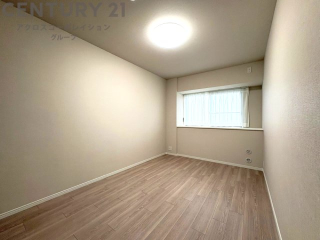 明るい色合いのフローリングとクロスを使用した洋室は家具やインテリアとも調和しやすく空間が広く感じられ開放感を生み出します。自然光を効果的に反射し、室内を明るく保つため、日中の照明使用を抑えられます。