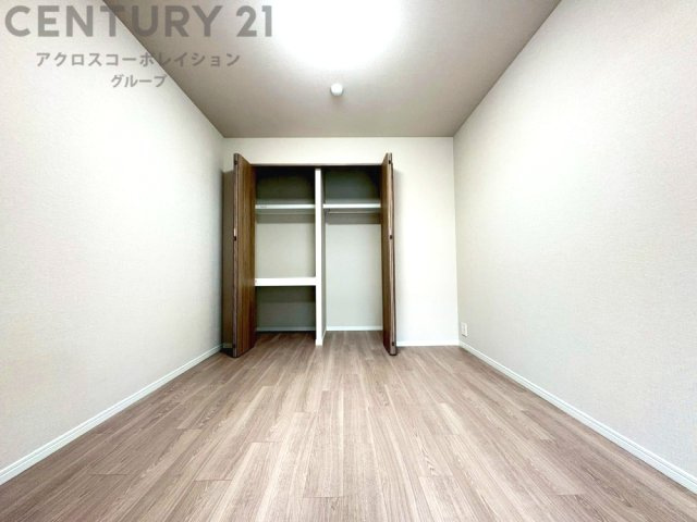 寝室…リラックスできるプライベート空間で、快適な睡眠をサポート。個人の好みに合わせたインテリアや寝具で心地良さを追求。プライベートな時間を過ごし、リフレッシュする場所におすすめです。