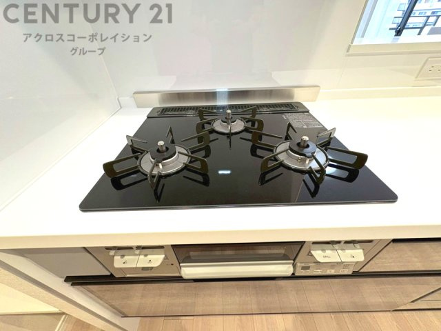 多数の調理器具を同時に使用でき、料理の効率化が可能。省エネで節約になり、様々な料理スタイルに適応できます。また、火力調整が独立しており、手入れや掃除もしやすく、今よりもっとお料理が楽しくなるかも。