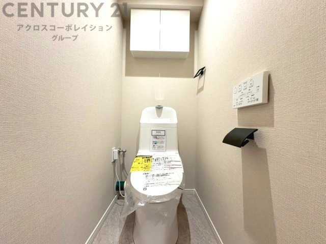 温水洗浄便座付トイレは温水洗浄機能により、暖かい水でおしりを洗浄することができ、冷たい水を使う従来の便座に比べ、温水洗浄機能で暖かいトイレを提供し、快適な使用を可能にします。