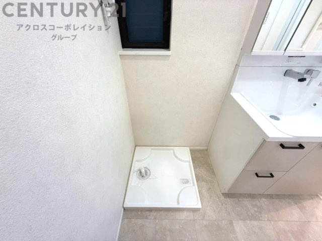 洗濯物の仕分け作業がしやすく、整理整頓が容易になります。洗濯音や湿気を他の部屋に持ち込まず、生活環境を快適に保ちます。上部を活用すれば収納スペースを確保でき洗剤や洗濯用品の整理もしやすくなります。