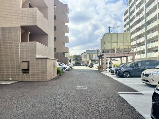 敷地内の駐車場は全て平面タイプです。