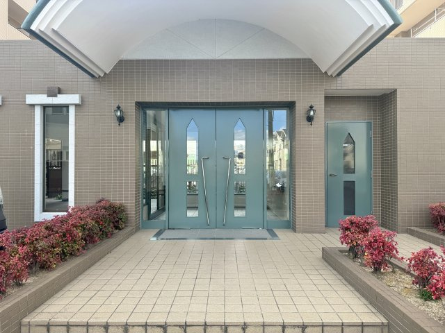 マンションの入口。落ち着いた雰囲気です。