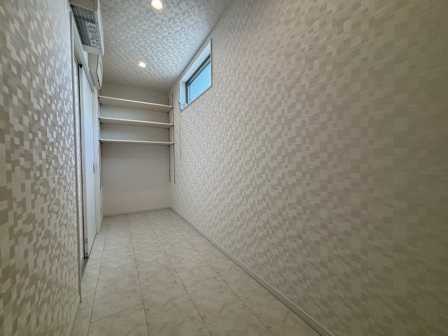 キッチンの背面に備えた大容量収納は隠す収納を超えた「魅せない工夫」。　食材や日用品から家電まで収納。
