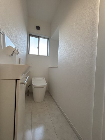 リフォームされた清潔なトイレ空間。　日常的に使う場所だからこそ、きれいに整っています。