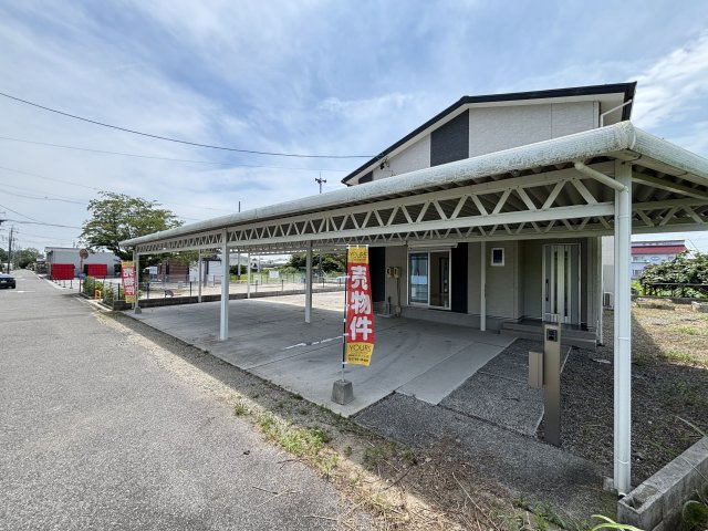 静かな住宅街に凛と佇む、美しさと存在感を兼ね備えた邸宅。見る人の視線を引き付けます。　