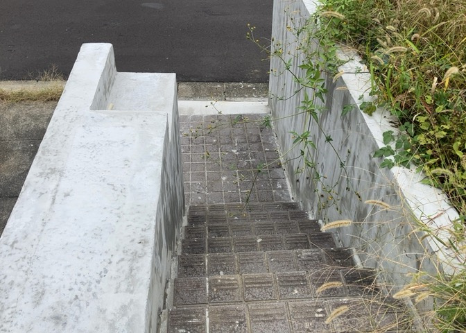 土地の形が極端に長細かったり、狭小地、あるいは道路との高低差がある傾斜地だった場合、後々売ろうとしても買い手がつかない場合もあります。後々、売却することになった時に価値の下がらない土地を選びましょう。