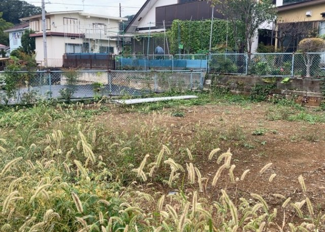 土地の面積＝住宅面積ではありません。建ぺい率の問題などで、土地のある場所によって住宅を建てられる面積は限られています。高さもしかり、「土地」という言葉の中には、建築条件も含まれると考えておきましょう。