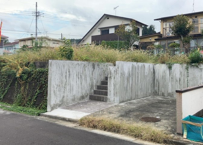 家を建てる場合、方位は要チェックです。現実的に日当たりのよい家ならばリビングは南側、建築基準法でも北側に当たる家への配慮は求められています。土地を見学に行く際は、方位磁針を持って行くようにしましょう。