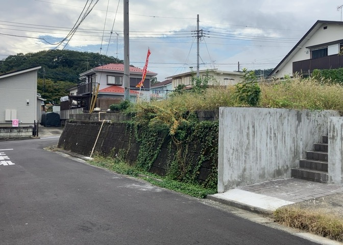 土地を買う際、住む地域の自治体や福祉の補助制度にも注目してみましょう。子供や老人の医療補助やゴミ出しのルールなど、自治体によってルールに大きな違いがあるため、暮らしやすい土地で判断するとよいでしょう。