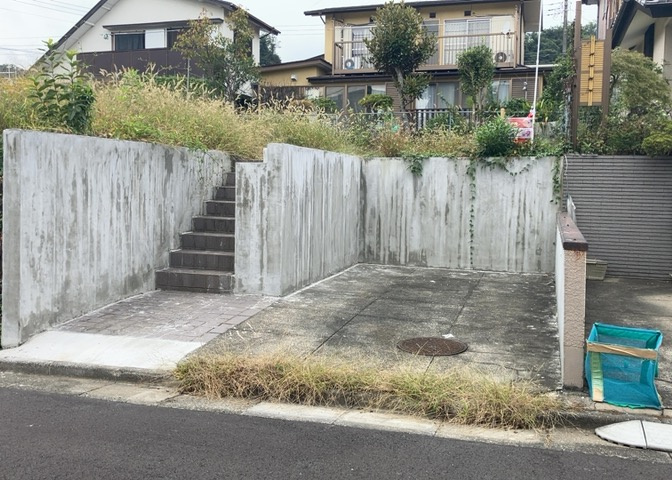 土地の前の道路に消火栓が設置されていることがあります。この場合、道路交通法第45条第1項により、駐車禁止の場所が指定されています。そのため、車庫などの駐車スペースをつくることができない場合があります。