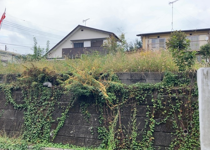 現地に行くなら、物件の周囲の地形がどうなっているかを見ることも大切です。周辺より低くなっている土地では、大雨などで水が集まりやすいため、地盤が弱くなっているということも考えられるため、注意が必要です。