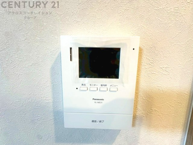 訪問者が来たときにテレビ画面で確認できるため、安心してドアを開けられます。録画機能があるものもあり、留守中に来訪者を記録しておくことができます。利便性が高く、セキュリティ面でも安心です。