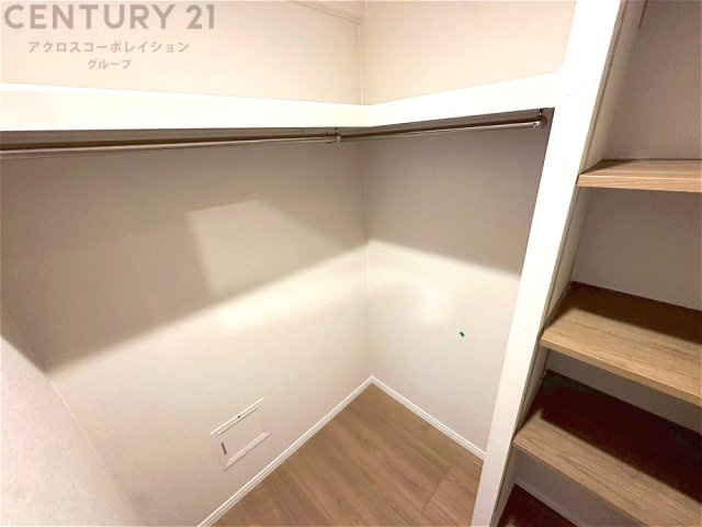 収納力が高く洋服や小物を整理しやすく、更衣室のように使え、部屋がすっきり保てます。収納の配置を自由に調整でき、換気性が良く防湿・防虫対策も可能。快適で機能的な生活空間を実現できます♪