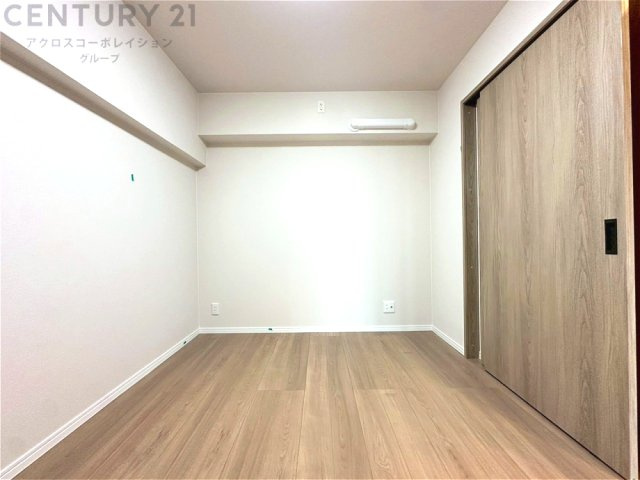 明るい色合いのフローリングとクロスを使用した洋室は家具やインテリアとも調和しやすく空間が広く感じられ開放感を生み出します。自然光を効果的に反射し、室内を明るく保つため、日中の照明使用を抑えられます。