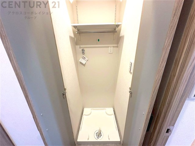 洗濯物の仕分け作業がしやすく、整理整頓が容易になります。洗濯音や湿気を他の部屋に持ち込まず、生活環境を快適に保ちます。上部を活用すれば収納スペースを確保でき洗剤や洗濯用品の整理もしやすくなります。