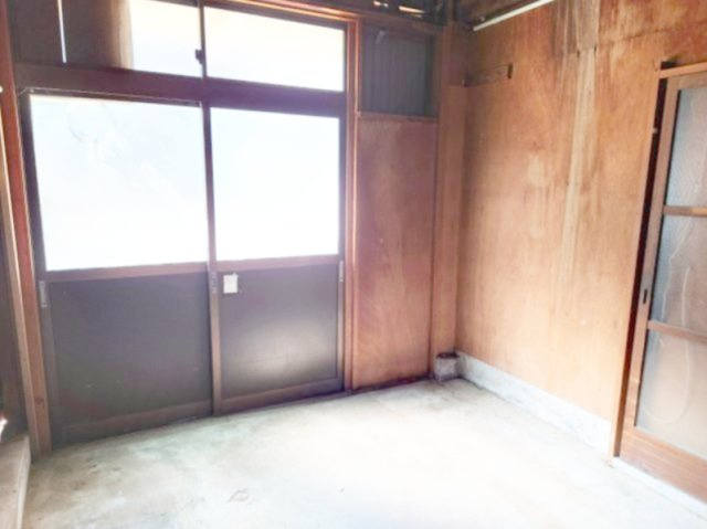 玄関土間となりの倉庫