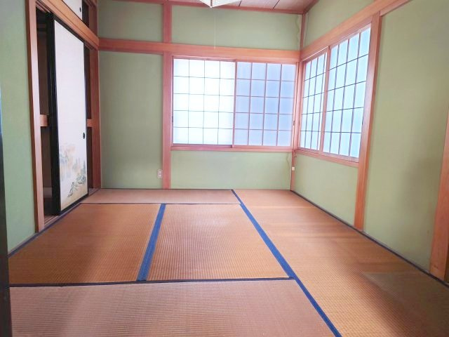 2階和室：2面採光で明るい雰囲気の和室