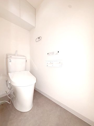 温水洗浄機付きトイレになります♪