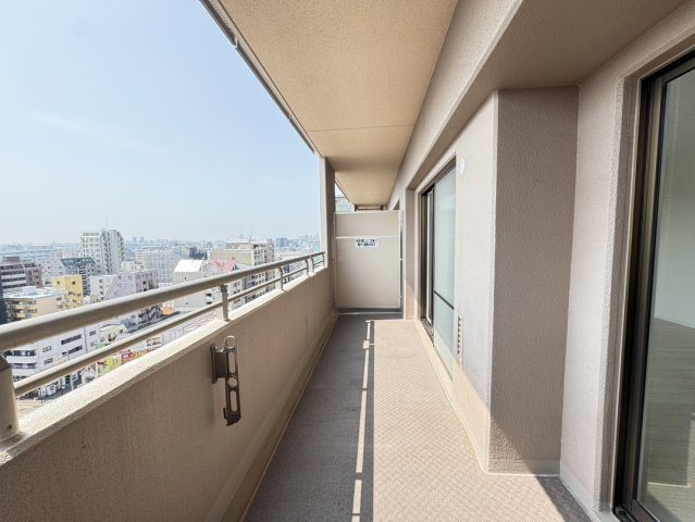 南向きバルコニーなので日照時間が長く、朝から夕方まで安定して日が入ります。日差しがしっかり当たるため、外干しでも乾きやすく家事効率があがります。