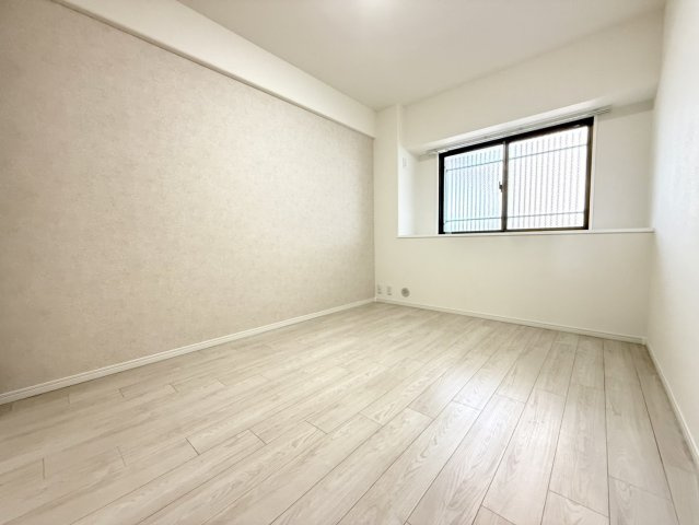 約6帖の洋室。主寝室にもお使いいただけます。
