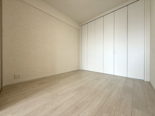 LDK横の約4.5帖の洋室です。スライドドアを開けっ放しで開放感のあるお部屋に。