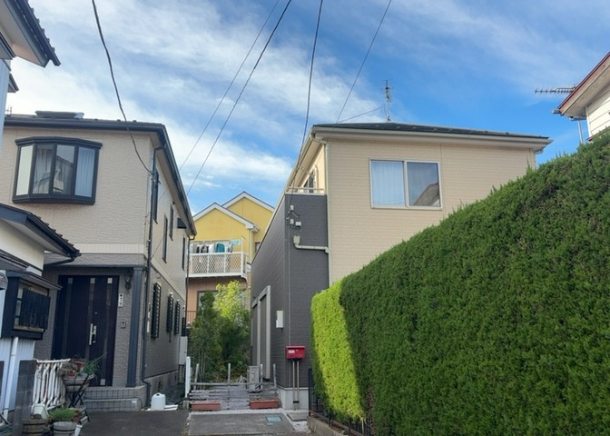 バルコニーは、室外の専用スペースのうち、「屋根がなく開放された空間」であるものを指します。ベランダより広いタイプのものが多く、日当たりもよいため家庭菜園などを楽しみたい人にとって適した環境となります。