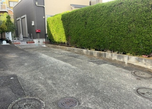 玄関ポーチにおいて最も重視すべきと言っても良いのが広さです。適切な広さの玄関ポーチでないと外見的なバランスは崩れてしまいますし、何より使いにくくなってしまいますので、現地で実際に下見をしてみましょう！