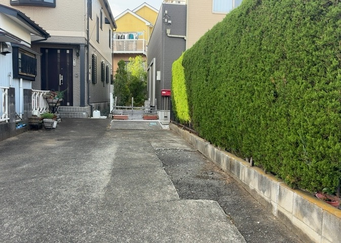 床下換気口は、床下に湿気がこもることを防ぎ、効果的に換気を行うために設置されています。床下換気口が設置されていない建物は、基礎パッキング工法などにより換気を行なっています。詳細は現地でご確認ください。