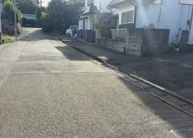 南側道路の場合は長い時間光を入れ込むことができるため、庭やリビングを道路側に持ってくることが多く土地価格も高い傾向にあります。一方北側道路だとリビングや庭が南側になりプライバシーを守ることができます。